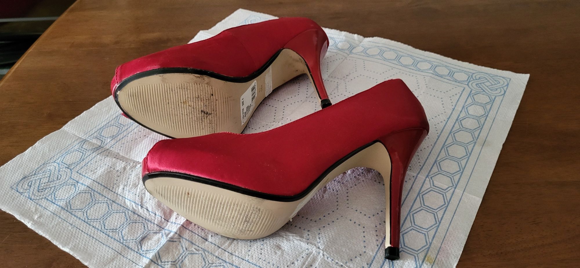 Сатенени обувки на висок ток червени и черни