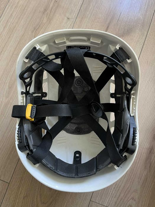 Сбруя Petzl AVAO и каска Petzl Vertex Vent