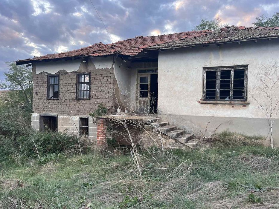 Къща с двор в село