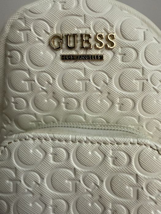 Бяла чанта Guess с златни елементи