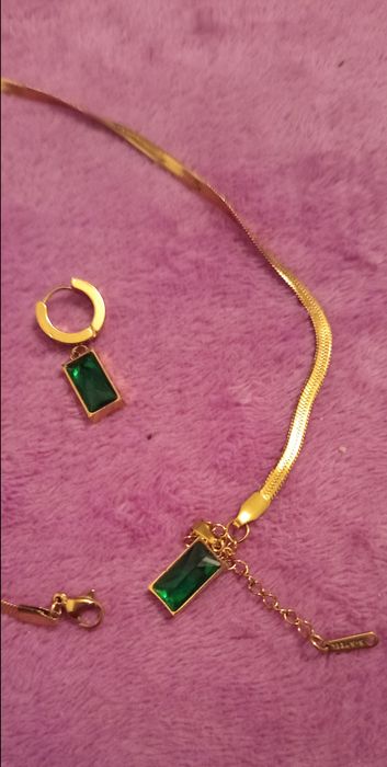 Lanț și cercei auriu cu verde smarald