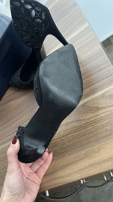 Черни остри обувки на висок ток