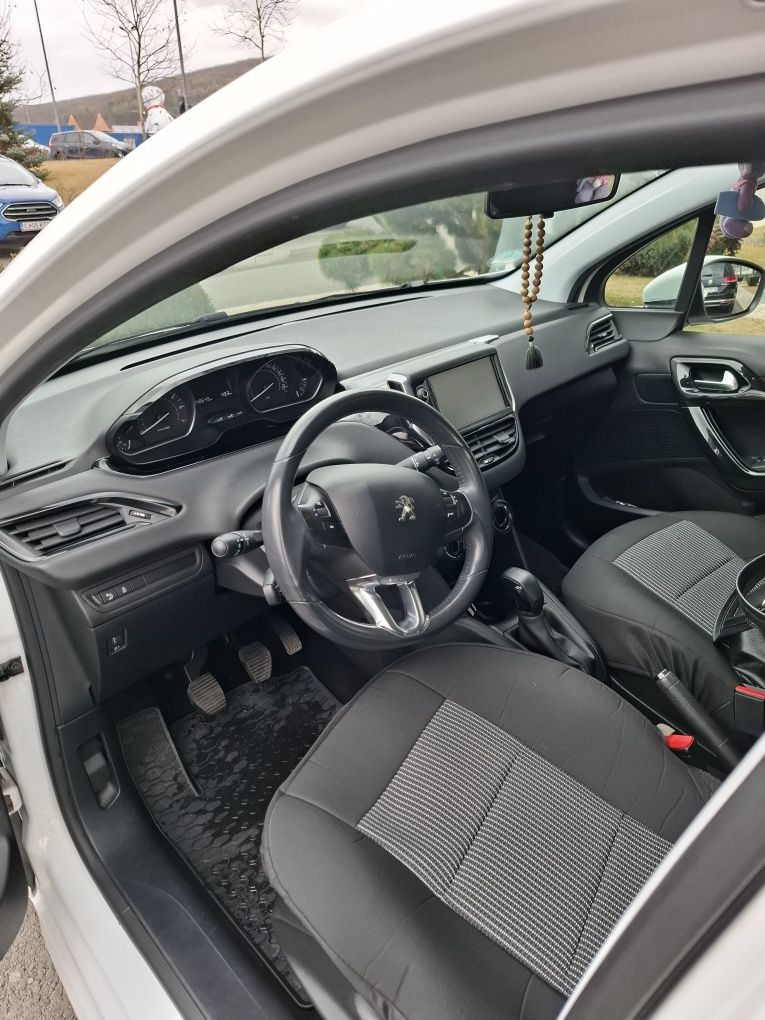 Peugeot 208 1.2 Benz 2016.