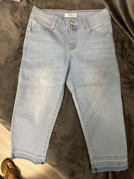 Pantaloni din denim.