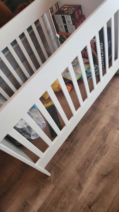 Бебешки кошари едната е сгъваема, другата е дървена