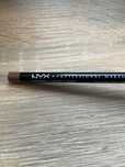 Nyx молив за устни