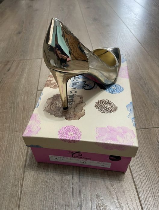 Pantofi cu toc aurii, NOI