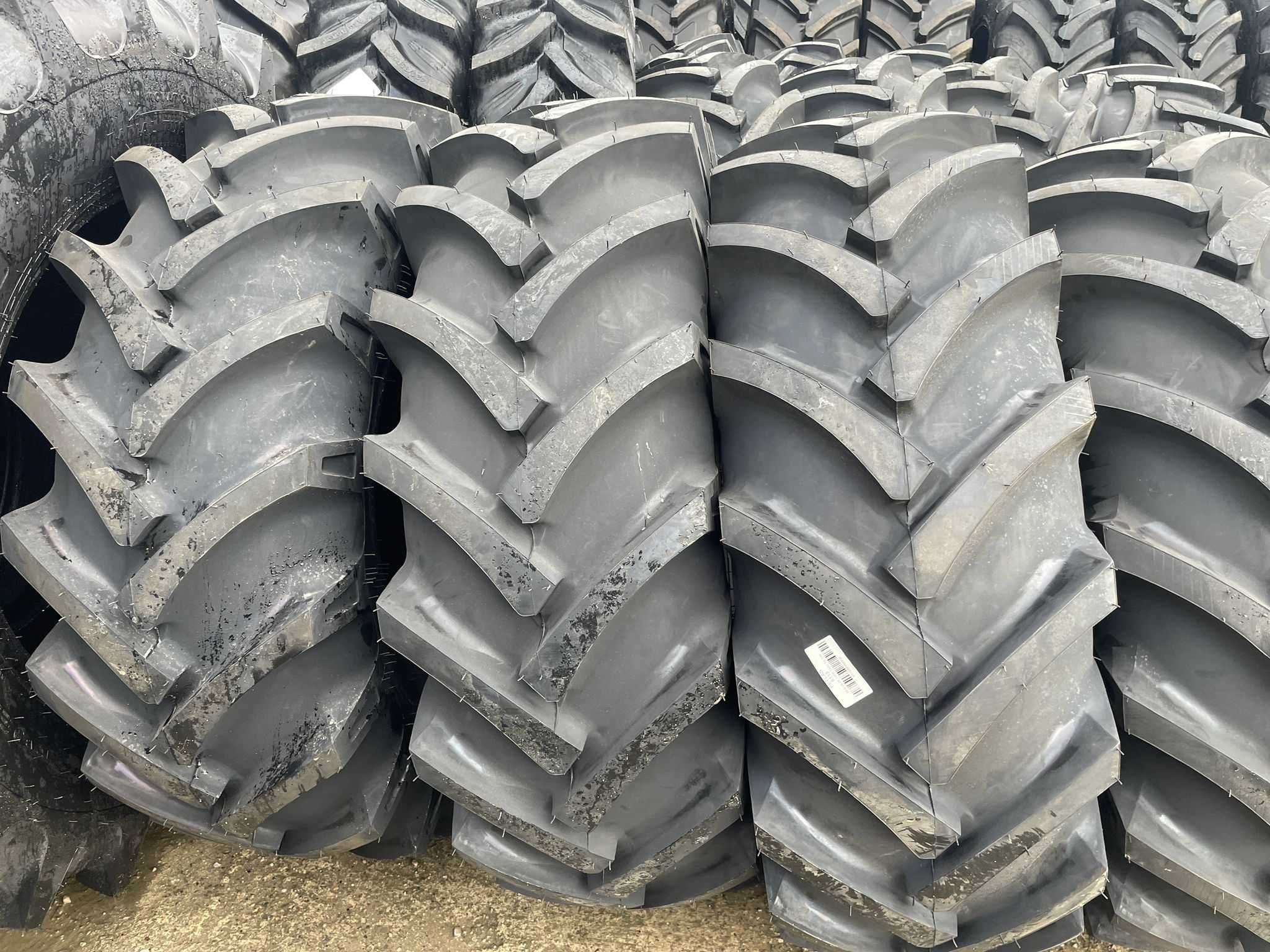 184-26 Peltas Cauciucuri noi de tractor Taff ori Combina