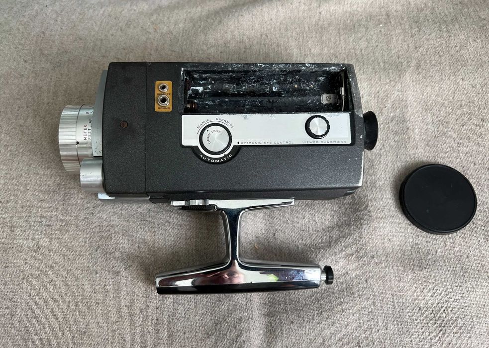Cameră Bell & Howell Super 8 model 8432S vintage nefuncțională gentuta
