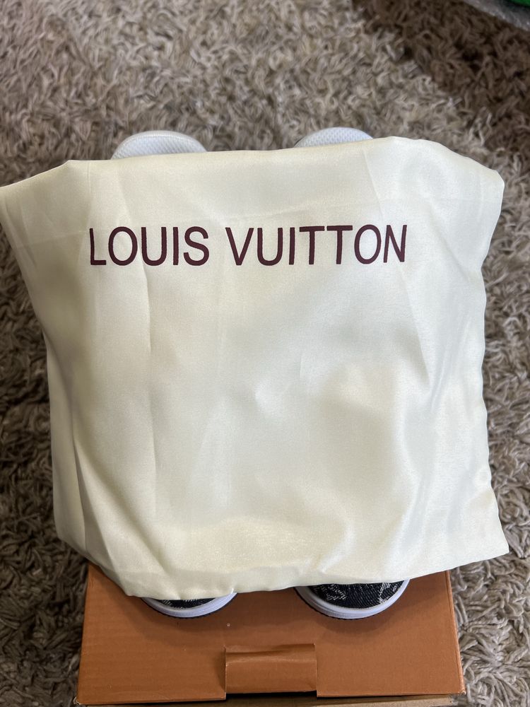 Louis Vuitton trainer black and white