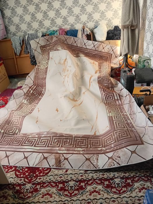 Новыи палас сатылады размери 3 те 2