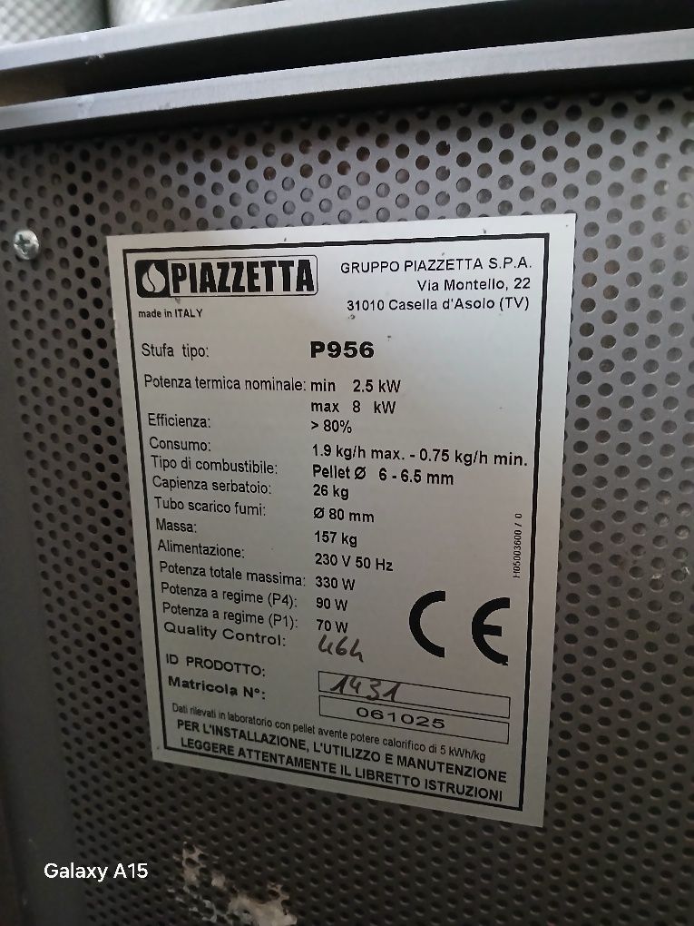 Șemineu pe peleți și lemne