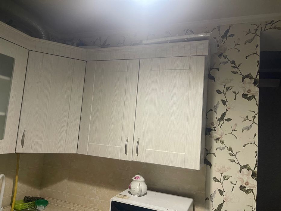 Продам кухонные шкафы со столом и табуретками