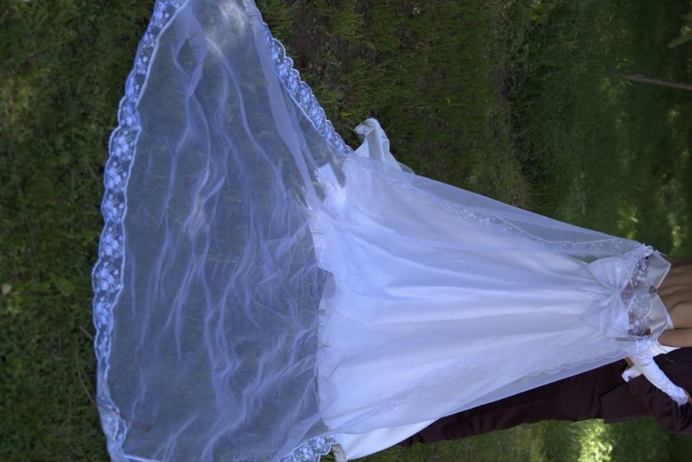 Rochie de mireasa superba , tafta regala