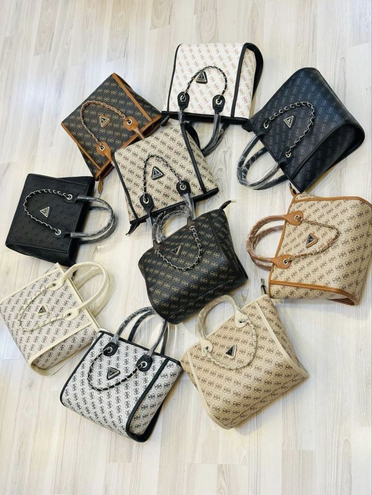 чанти Guess.