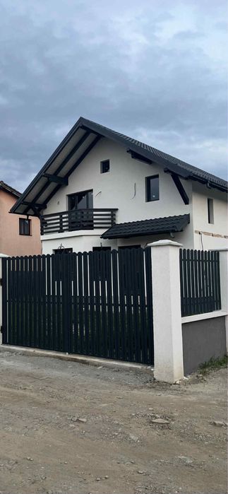 Vand casa la intrare in tarlungeni langa Pepco