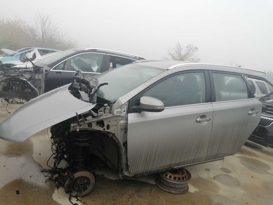 Dezmembram Toyota Auris  motor 1,6