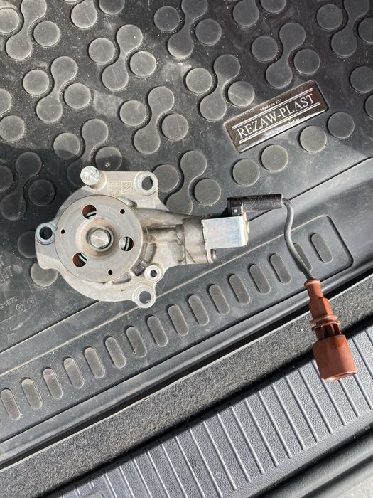 Водна помпа vw passat B8