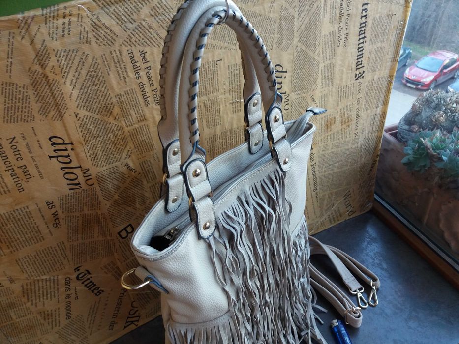 дамска чанта,бежова велурена торба с ресни