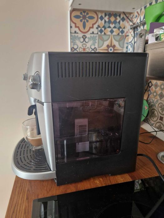 Продавам Кафе Машина Delonghi magnifica Esam 4200
