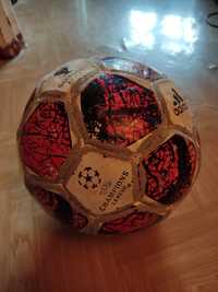 Продаю порванный футбольный мяч