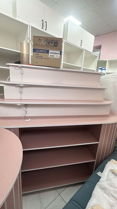 Полки для косметик магазина