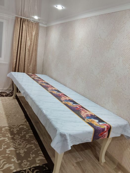 Продам стол и стулья для гостинной