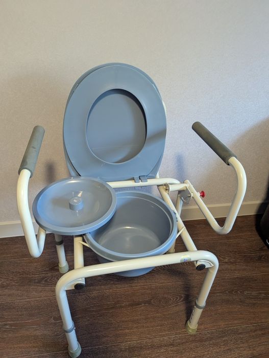 Санитарный стул новый