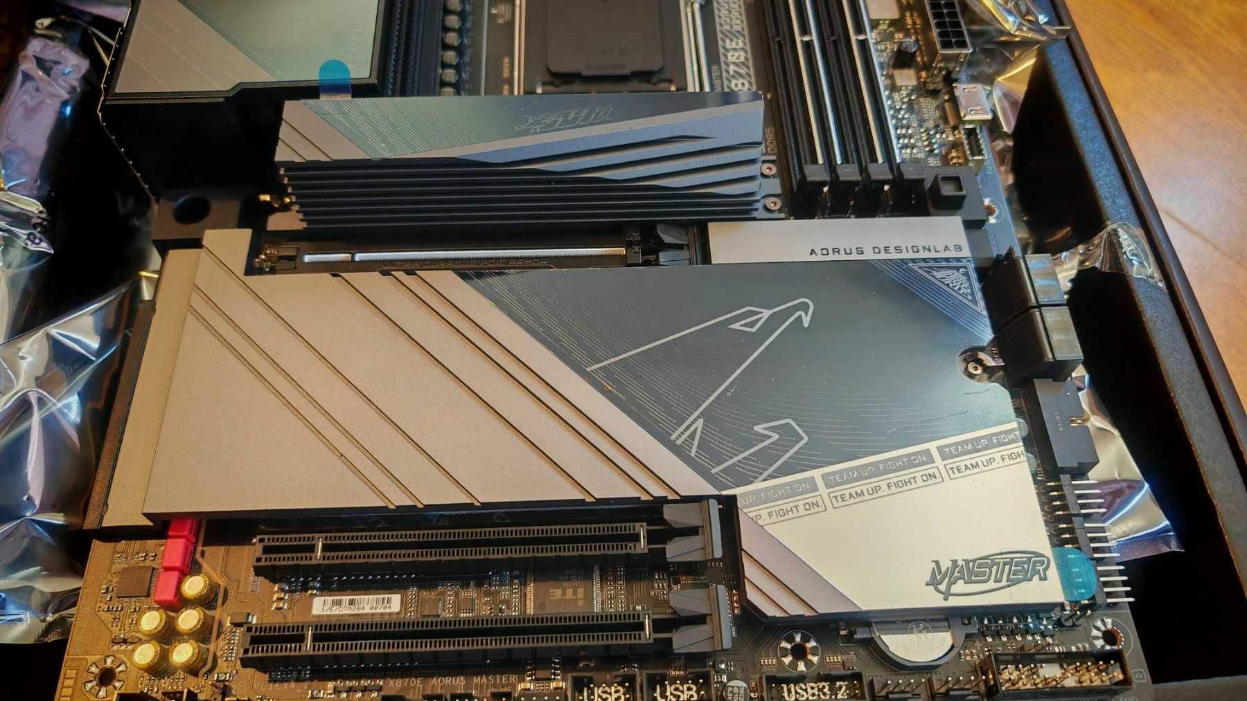 НОВИ ! Gigabyte X870E AORUS MASTER +  RYZEN 9 9950X3D 16-Core AM5 King