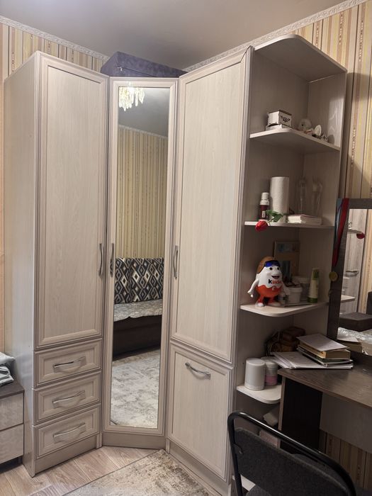 Продам удобный угловой шкаф