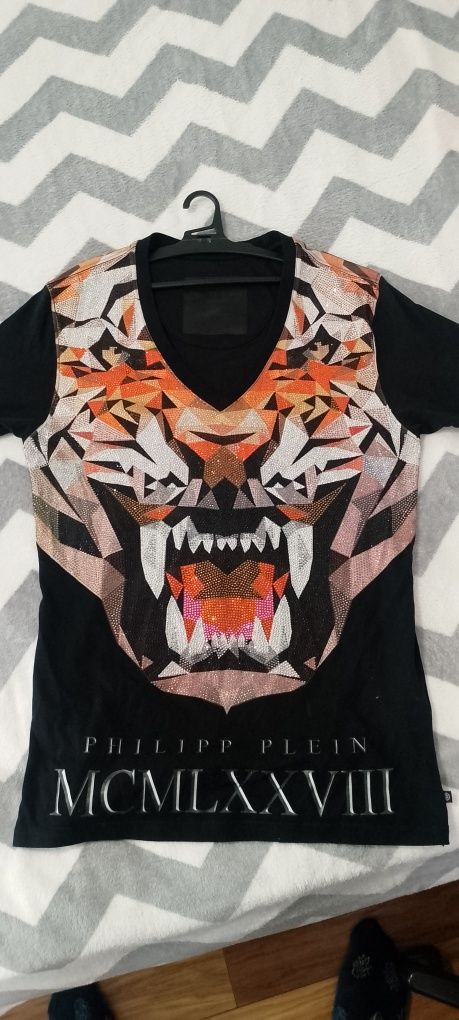 Продавам оригинална мъжка тениска Philipp Plein