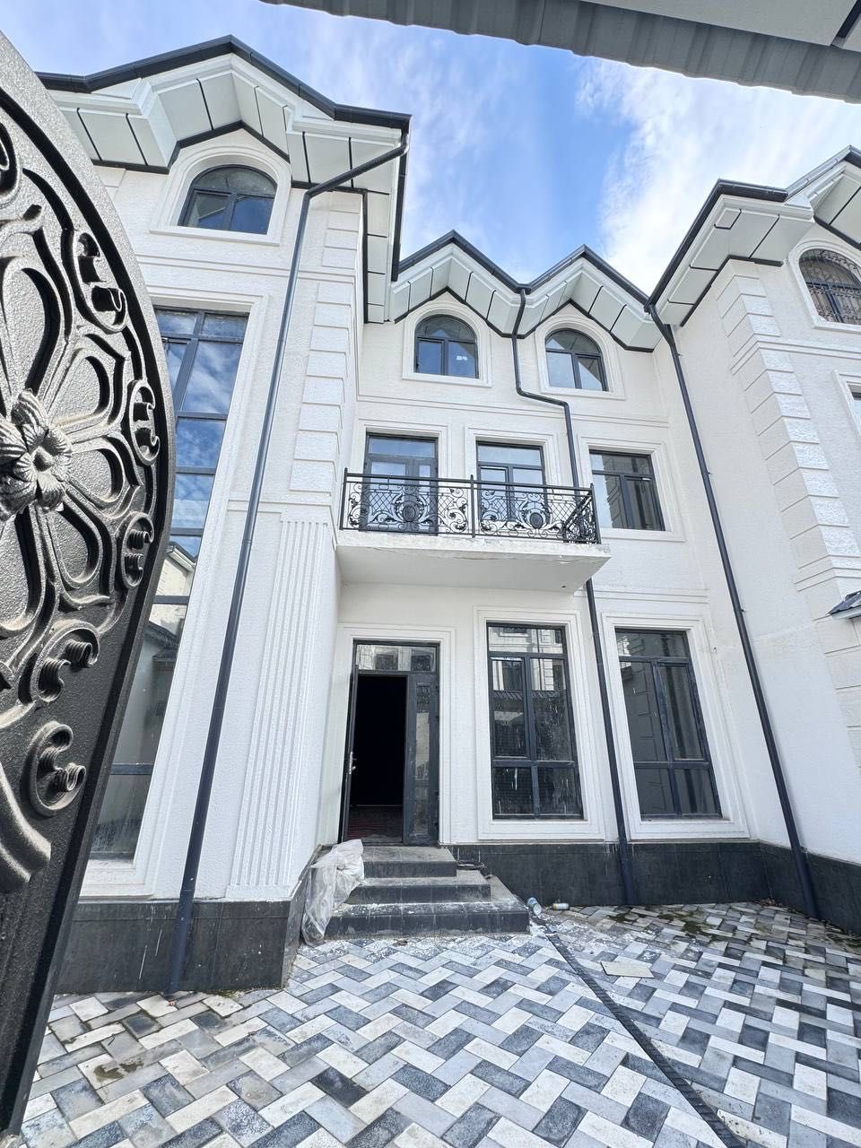 Продаётся Евро Коттедж 200 м2 коробка Греческий городок массив Феруза