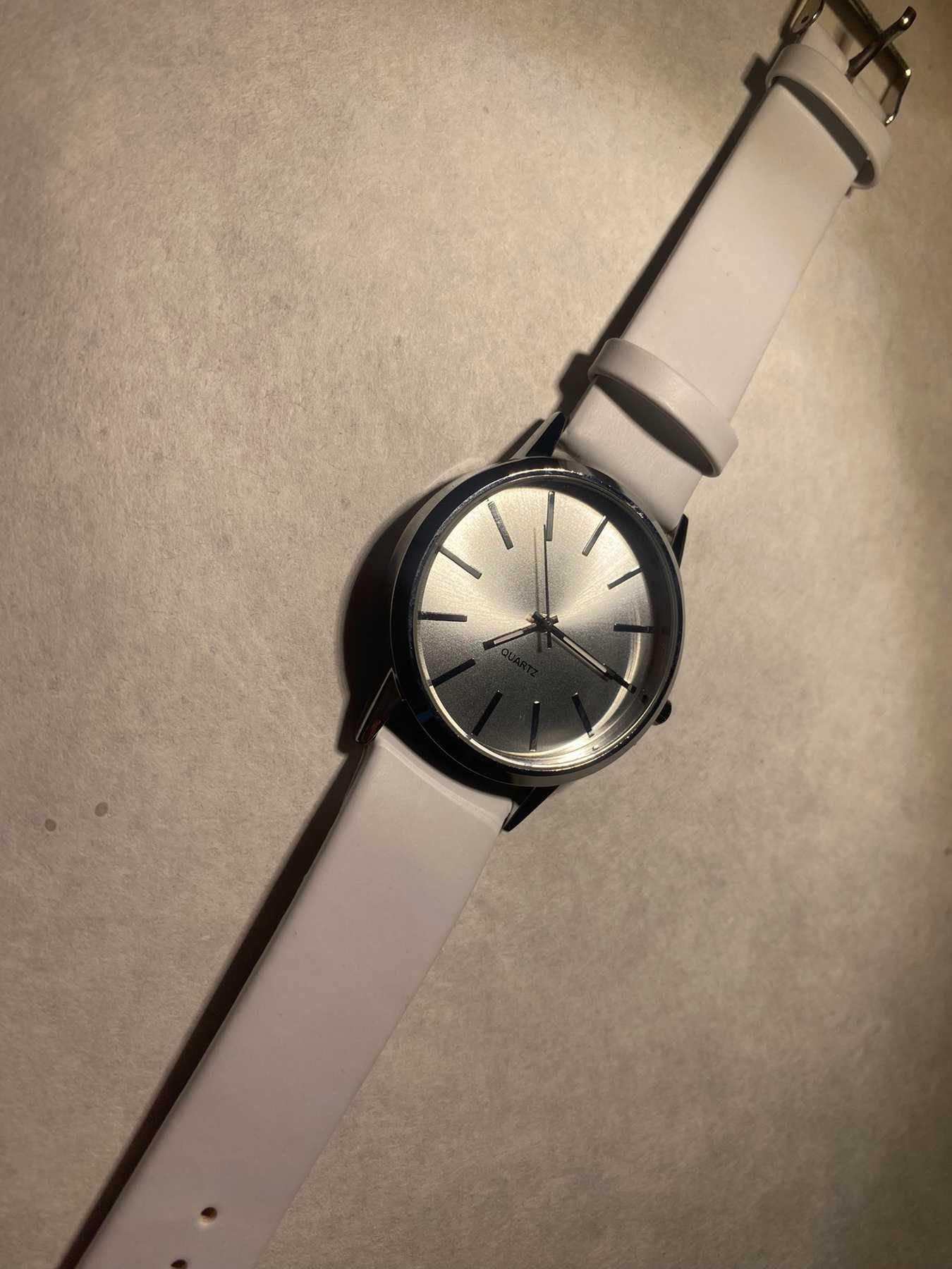 Quartz часовник с бяла каишка