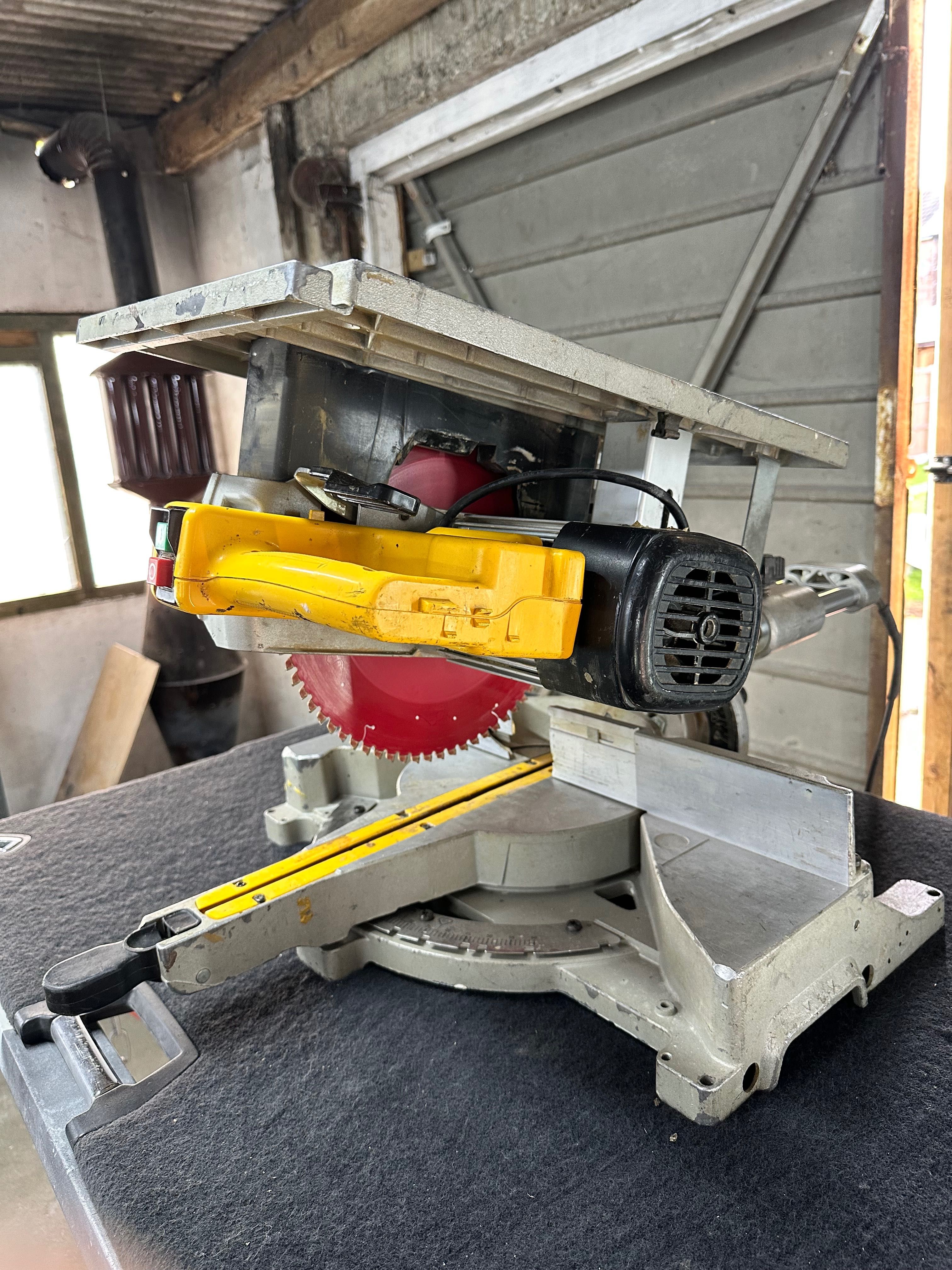 Потапящ циркуляр с герунг DeWALT D27111 305mm