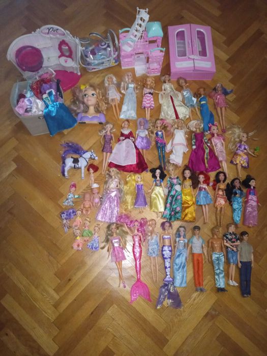 Papusi si accessories,dulap Barbie,coafor