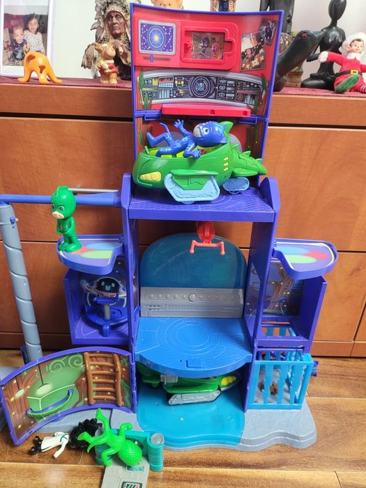 Jucării eroi în pijamale