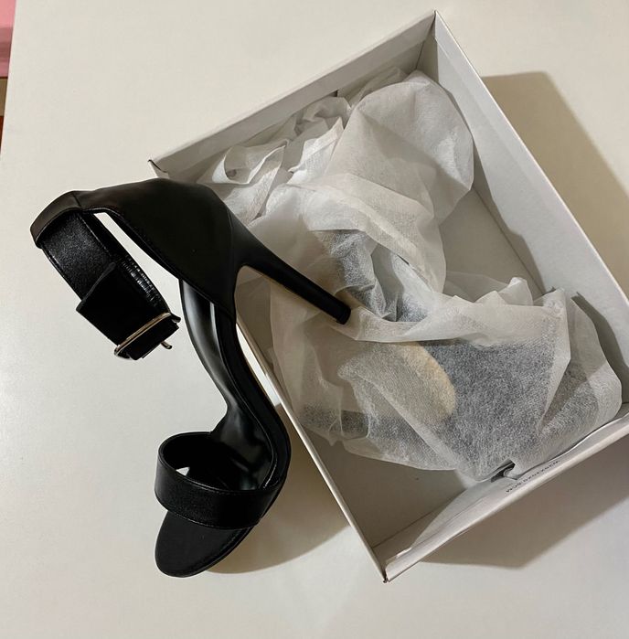 Sandale noi foarte dragute