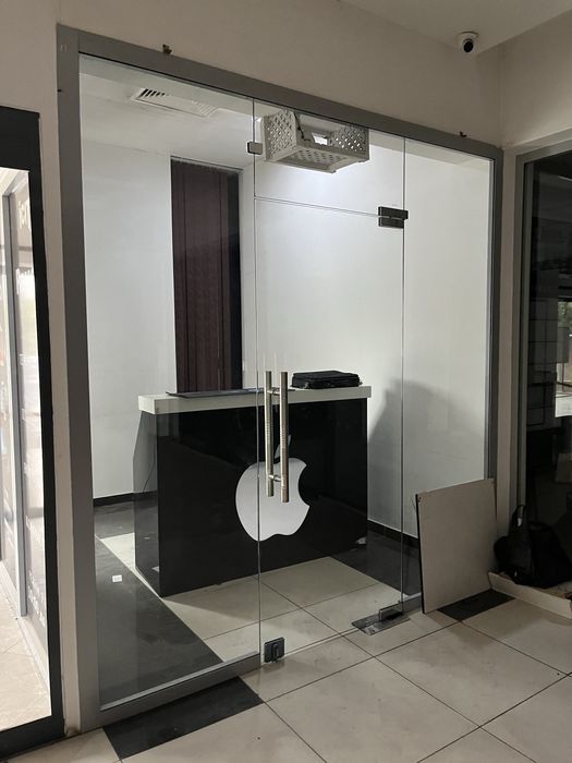 Стеклянные двери перегородки витрины для магазинов и бизнес центров