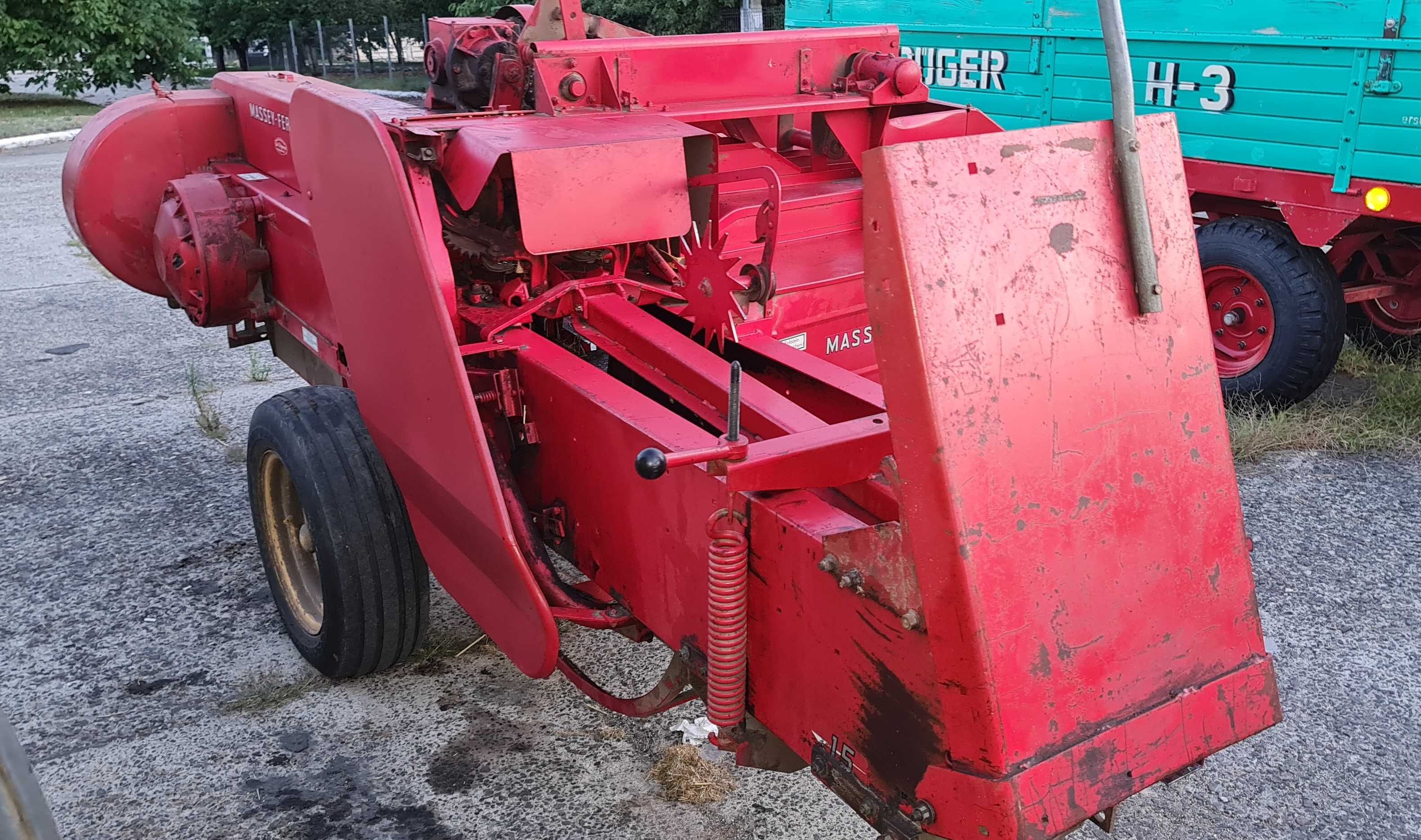 Presa de balotat nutreturi vegetale  MasseY Ferguson  typ 15 - 8