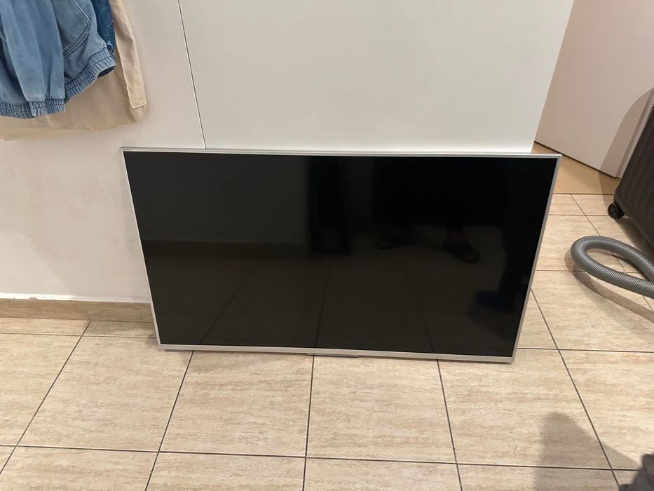 Televizor Sony și soundboofer JBL