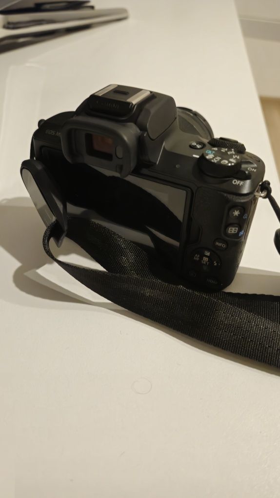 Canon m50 2 обектива всички екстри