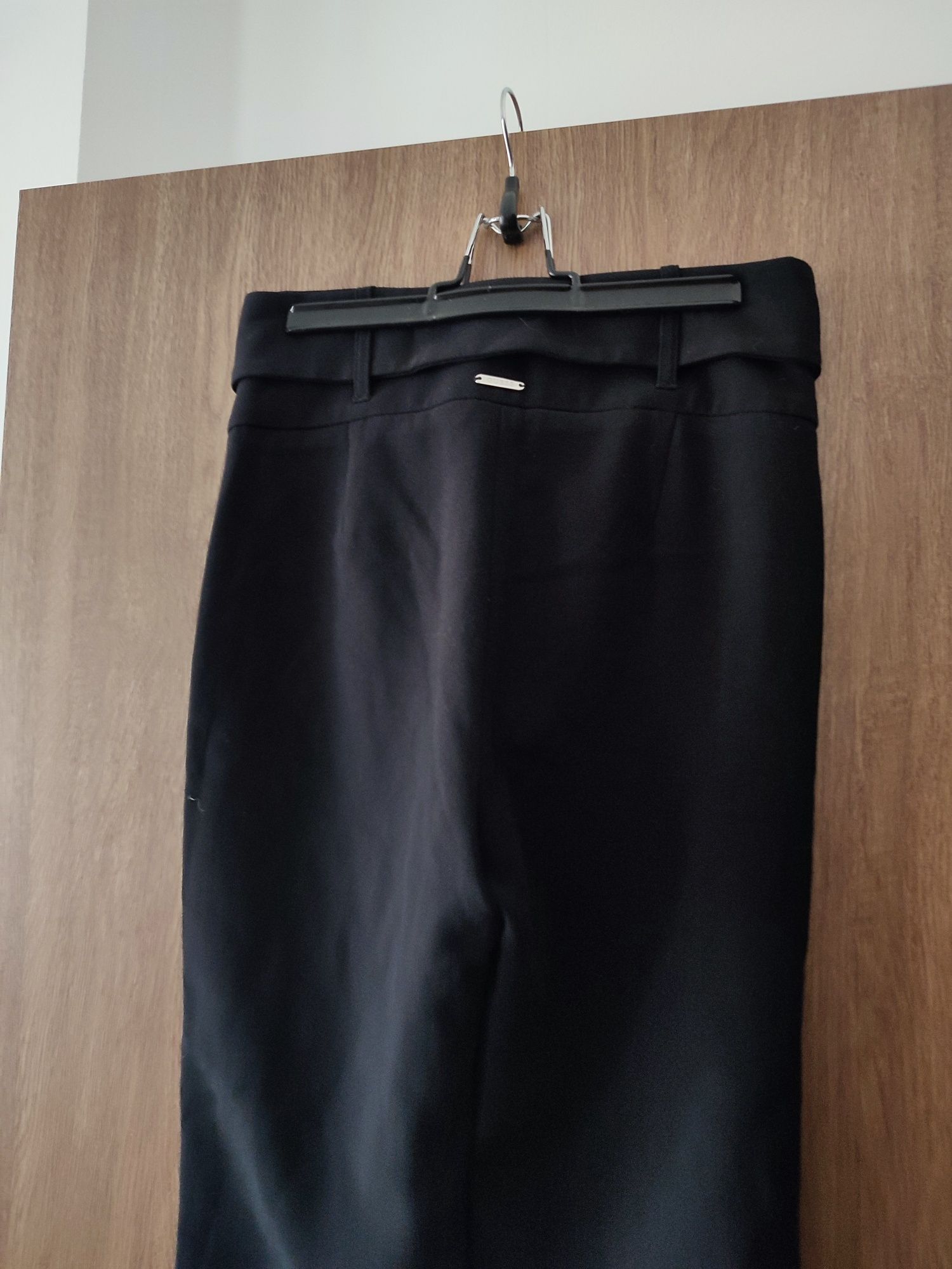 Pantaloni originali Guess, noi cu eticheta, tip creion, talie inalta