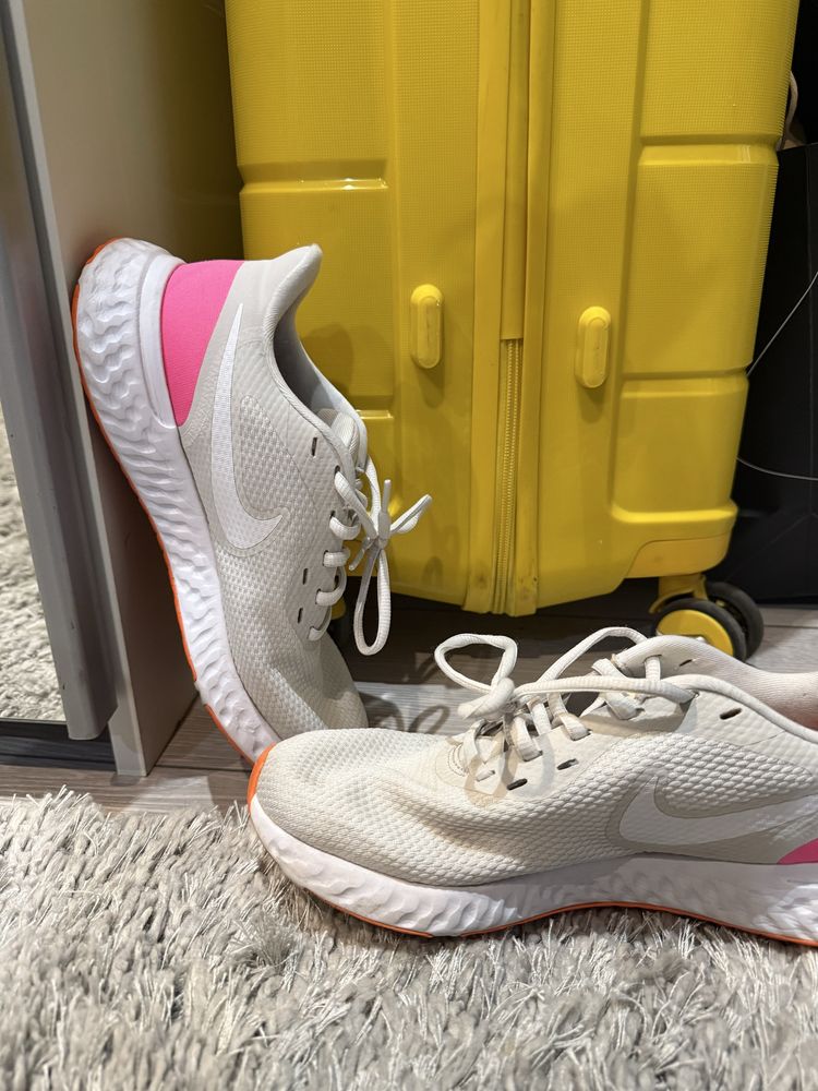 Nike Revolution 5
