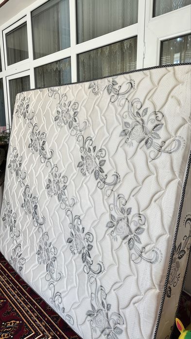 Продается матрас 210*180 на двухспальнюю кровать