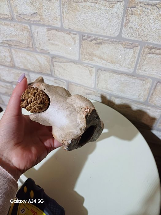 Фигурка на катеричка с шишарка