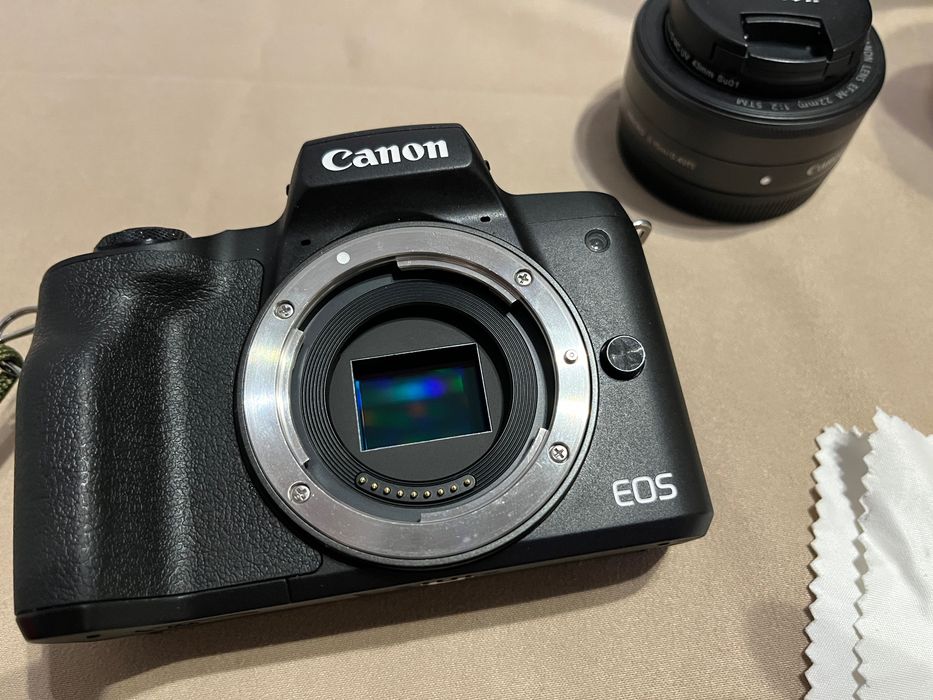 Canon m50 с обектив canon 22mm f2