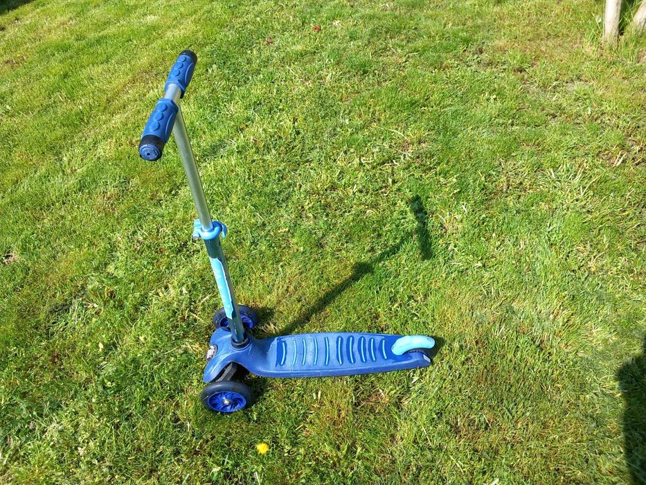 Trotineta albastra reglabila cu luminite la roti