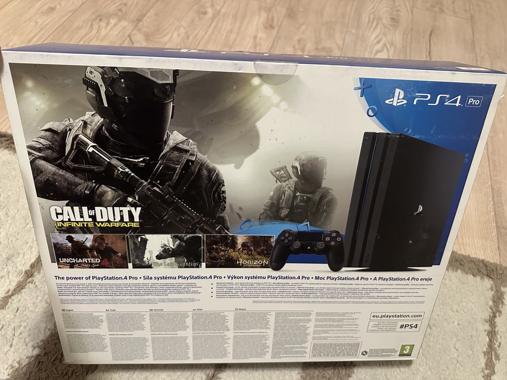 Продавам PS4 pro софтуерна версия 5.05 с оригинална кутия