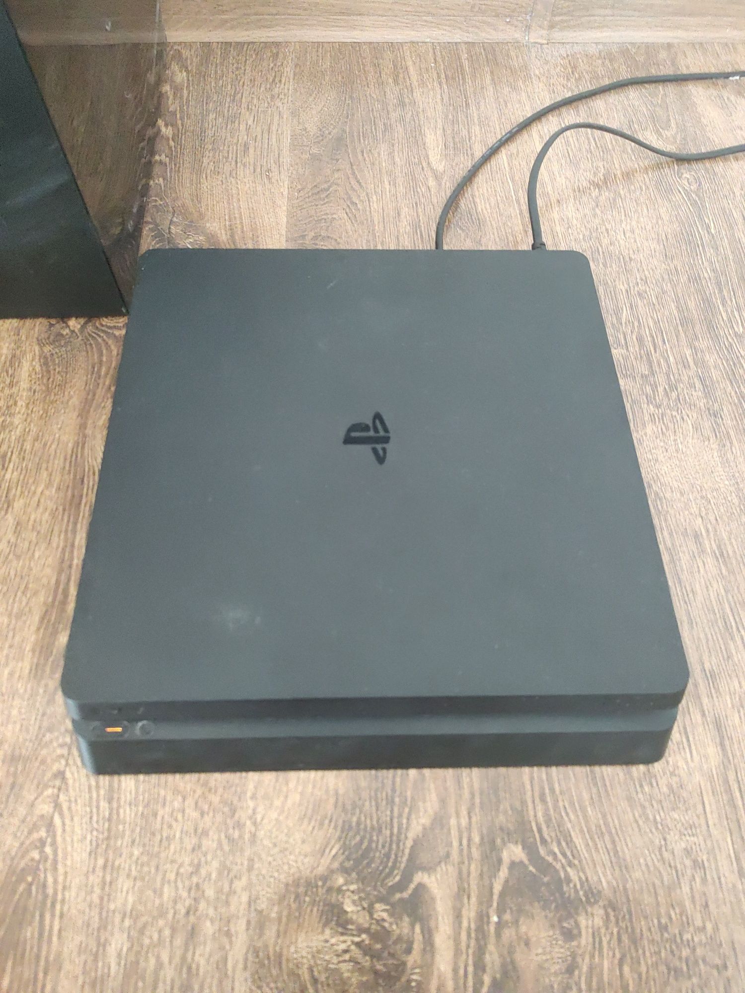 Vând PlayStation 4 slim