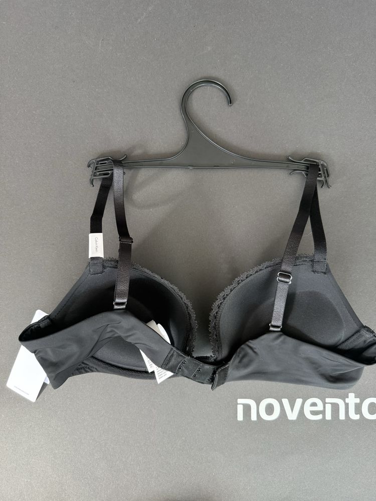 Черен сутиен Calvin Klein с повдигащ ефект /75B, 75C, 80В/